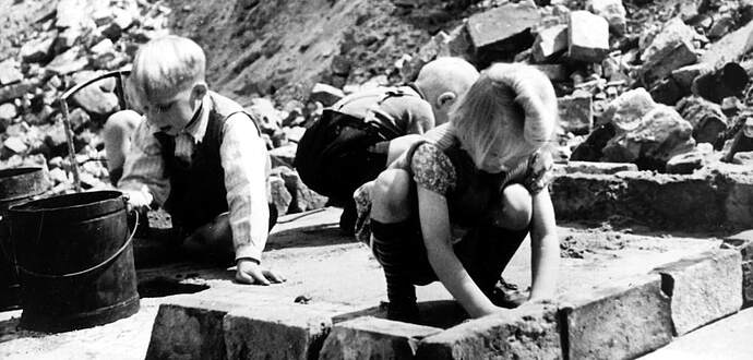 nachkriegszeit-kinder-auf-truemmergrundstueck